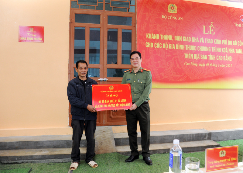 Đại tá Vũ Hồng Quang, Giám đốc Công an tỉnh trao quà tặng hộ gia đình ông Tô Lục Lèn. Đại tá Vũ Hồng Quang, Giám đốc Công an tỉnh trao quà tặng hộ gia đình ông Tô Lục Lèn.