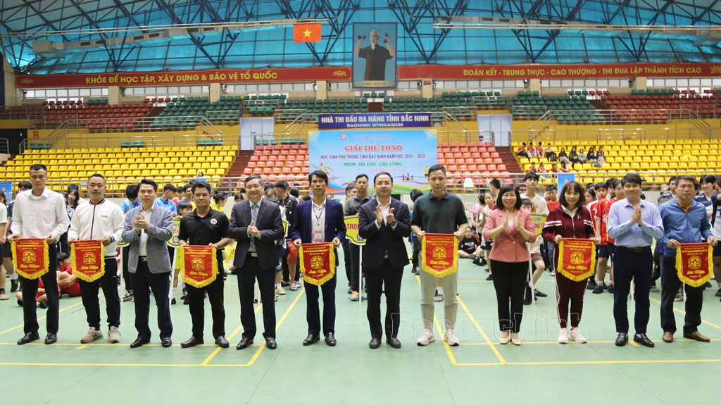 Lãnh đạo, sở, ngành trao cờ lưu niệm cho các đội dự giải.