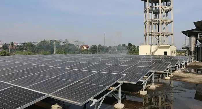 Hệ thống điện mặt trời áp mái được lắp đặt tại Nhà máy nước sạch xã Hoằng Xuân (huyện Hoằng Hóa). Ảnh: Minh Hiền