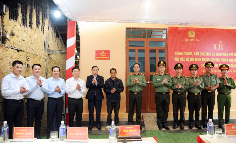 dự Lễ khánh thành, bàn giao nhà mẫu cho hộ gia đình ông Tô Lục Lèn, xã Đức Long, huyện Hoà An, tỉnh Cao Bằng. dự Lễ khánh thành, bàn giao nhà mẫu cho hộ gia đình ông Tô Lục Lèn, xã Đức Long, huyện Hoà An, tỉnh Cao Bằng.
