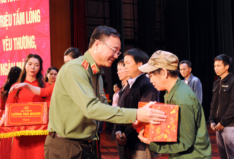 Thứ trưởng Phạm Thế Tùng trao quà của Bộ trưởng Bộ Công an tặng đại diện các hộ gia đình thuộc diện xóa nhà tạm, nhà dột nát trên địa bàn tỉnh Cao Bằng. Thứ trưởng Phạm Thế Tùng trao quà của Bộ trưởng Bộ Công an tặng đại diện các hộ gia đình thuộc diện xóa nhà tạm, nhà dột nát trên địa bàn tỉnh Cao Bằng.
