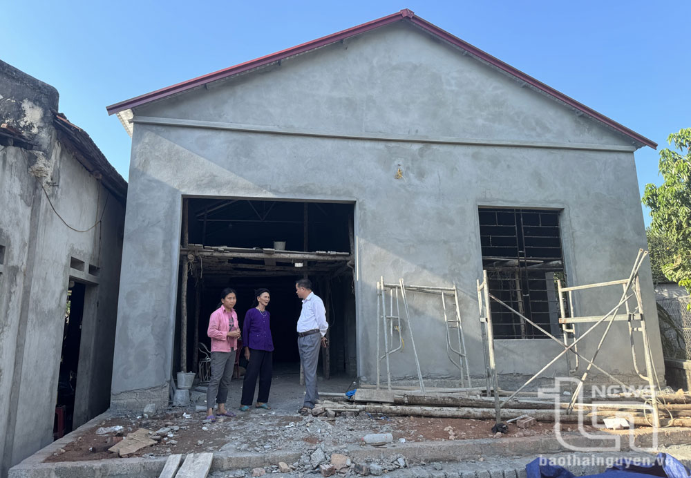 Gia đình chị Nông Thị Xuân (dân tộc Sán Dìu, xóm Gốc Thị, xã Nam Hòa, huyện Đồng Hỷ, tỉnh Thái Nguyên rất phấn khởi khi được hỗ trợ xây dựng ngôi nhà mới. Ảnh: TL