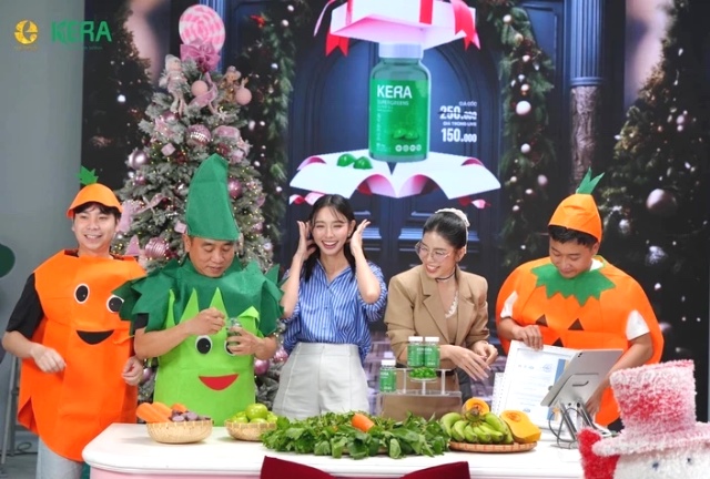 Hoa hậu Thùy Tiên, Hằng Du Mục, Quang Linh Vlog tại một phiên livestream bán kẹo rau củ Kera. Hoa hậu Thùy Tiên, Hằng Du Mục, Quang Linh Vlog tại một phiên livestream bán kẹo rau củ Kera.