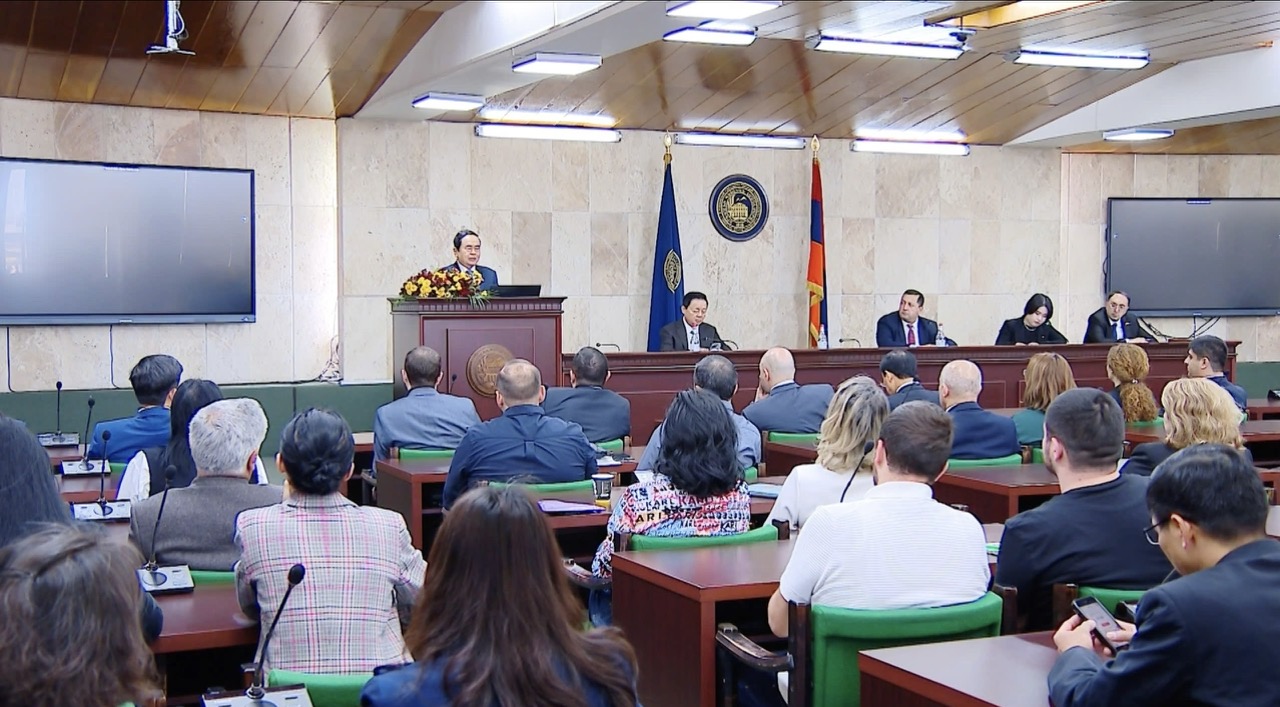 Chủ tịch Quốc hội Trần Thanh Mẫn hội đàm với Chủ tịch Quốc hội Armenia Alen Simonyan Chủ tịch Quốc hội Trần Thanh Mẫn hội đàm với Chủ tịch Quốc hội Armenia Alen Simonyan