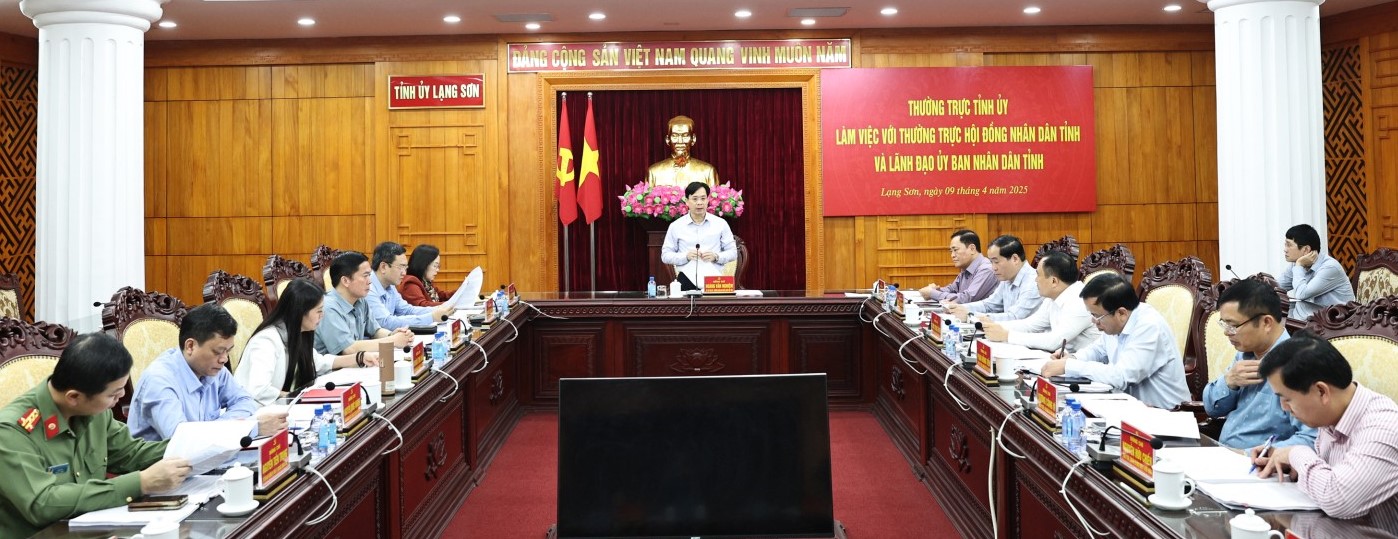 Quang cảnh buổi làm việc