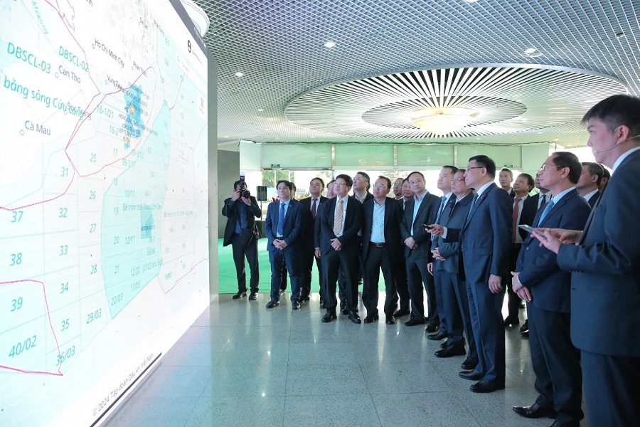 Thủ tướng Phạm Minh Chính nghe lãnh đạo Petrovietnam giới thiệu về các đổi mới trong hoạt động, ứng dụng khoa học công nghệ của Tập đoàn Thủ tướng Phạm Minh Chính nghe lãnh đạo Petrovietnam giới thiệu về các đổi mới trong hoạt động, ứng dụng khoa học công nghệ của Tập đoàn