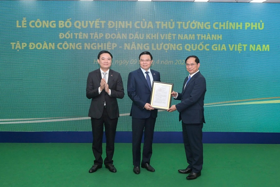 Thừa ủy quyền của Thủ tướng Chính phủ, Phó Thủ tướng Bùi Thanh Sơn trao quyết định đổi tên Tập đoàn Công nghiệp - Năng lượng Quốc gia Việt Nam Thừa ủy quyền của Thủ tướng Chính phủ, Phó Thủ tướng Bùi Thanh Sơn trao quyết định đổi tên Tập đoàn Công nghiệp - Năng lượng Quốc gia Việt Nam