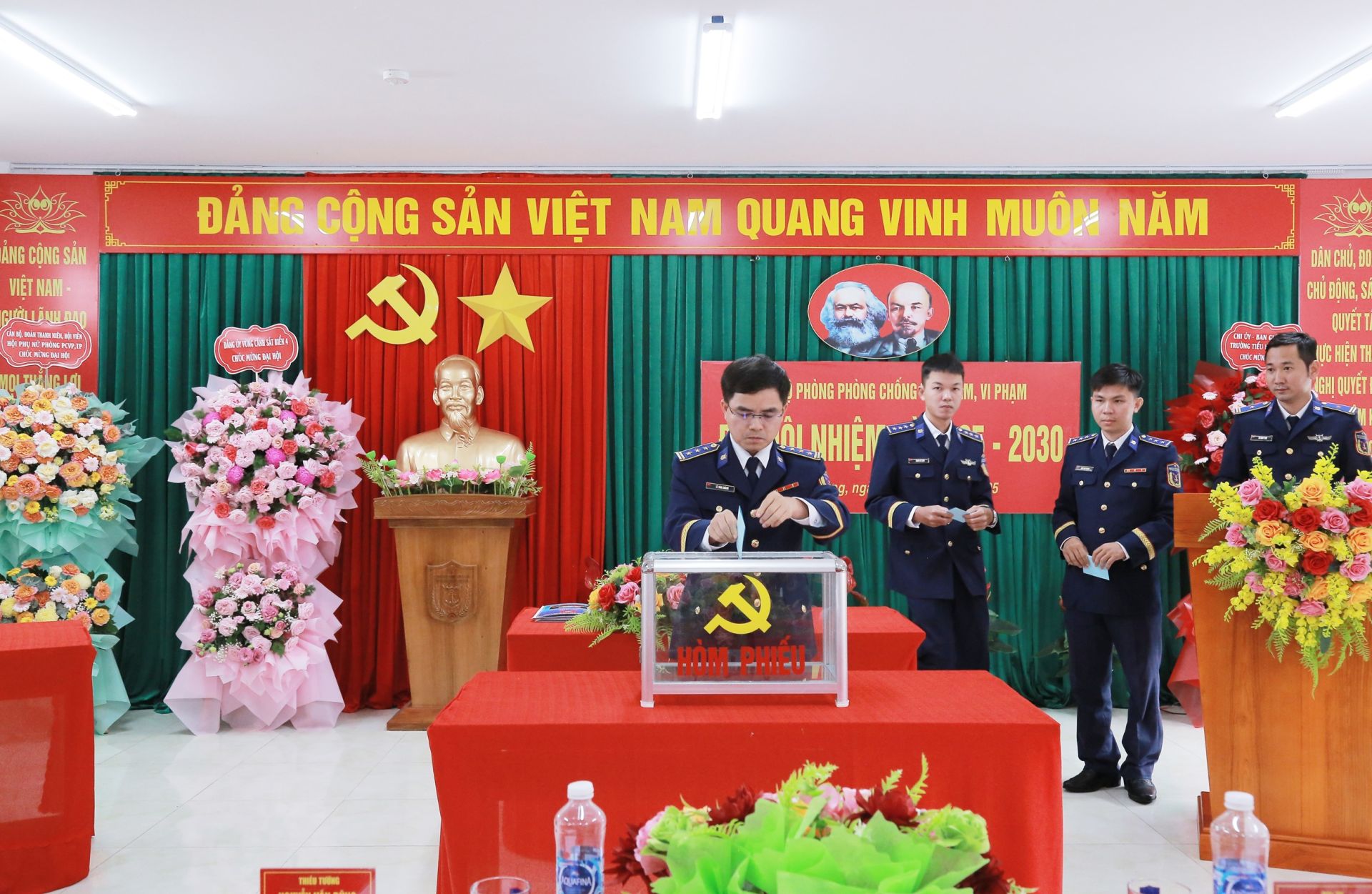 Các đại biểu bỏ phiếu Bầu Ban Chấp hành Chi bộ Phòng Phòng chống tội phạm, vi phạm nhiệm kỳ 2025 - 2030