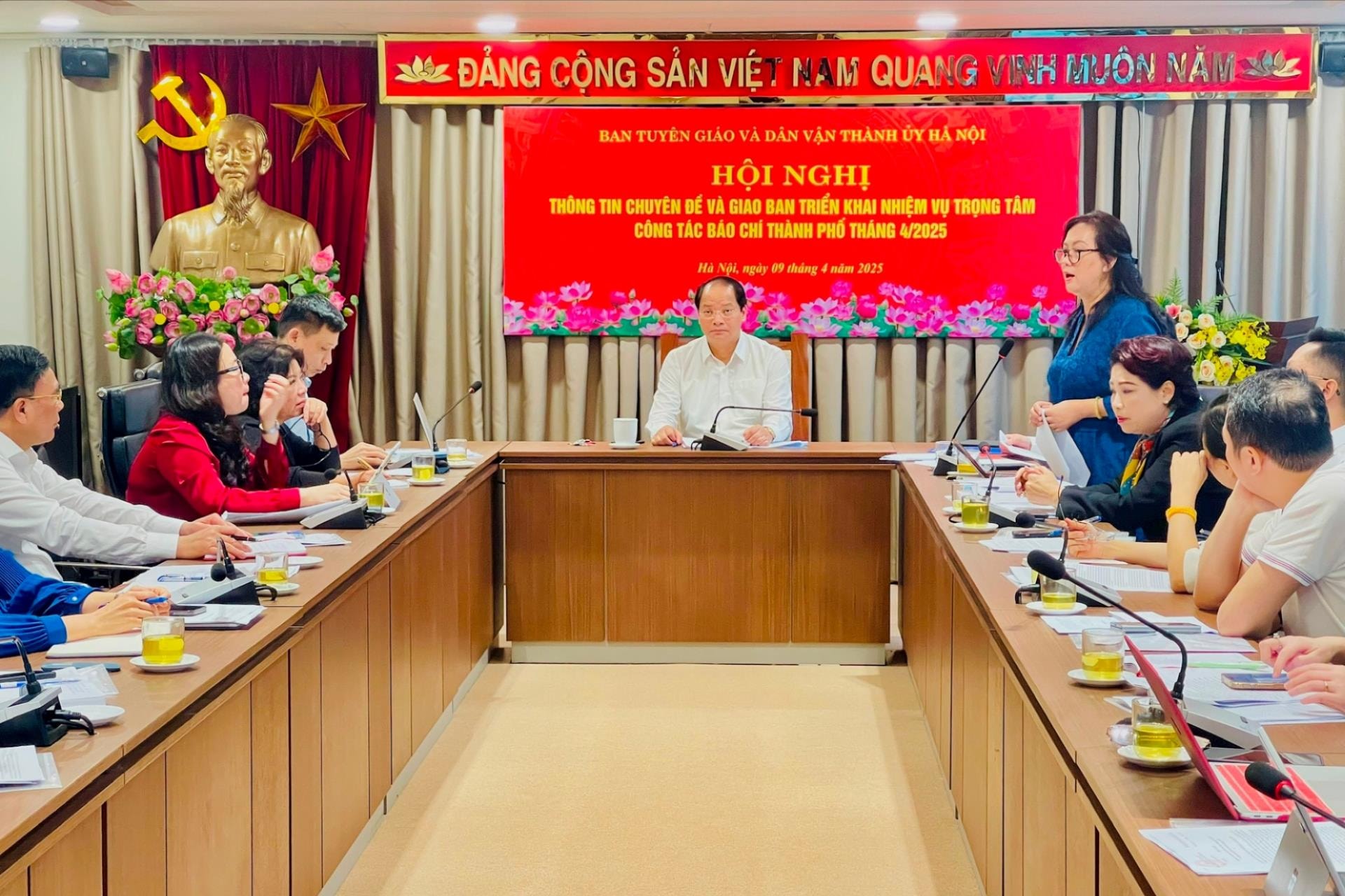 Toàn cảnh Hội nghị thông tin chuyên đề và giao ban triển khai nhiệm vụ trọng tâm công tác báo chí thành phố tháng 4/2025, sáng 9/4. Ảnh: Hương Ly Toàn cảnh Hội nghị thông tin chuyên đề và giao ban triển khai nhiệm vụ trọng tâm công tác báo chí thành phố tháng 4/2025, sáng 9/4. Ảnh: Hương Ly