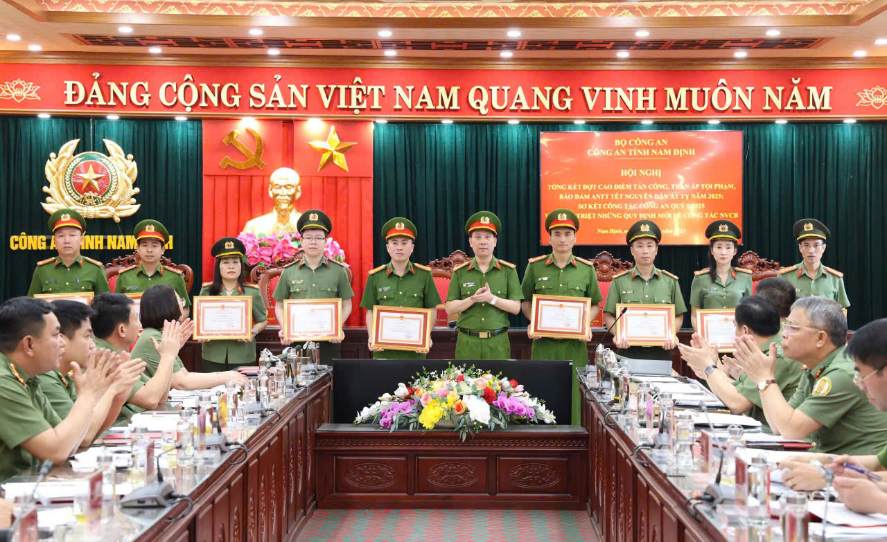 Khen thưởng tập thể, cá nhân có thành tích xuất sắc trong công tác Khen thưởng tập thể, cá nhân có thành tích xuất sắc trong công tác