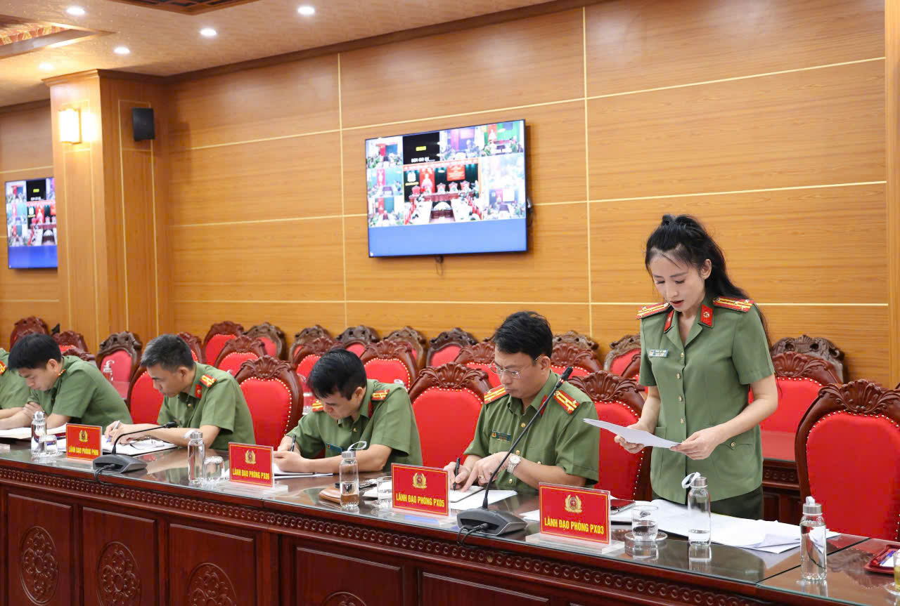 Đại biểu phát biểu tham luận tại hội nghị Đại biểu phát biểu tham luận tại hội nghị