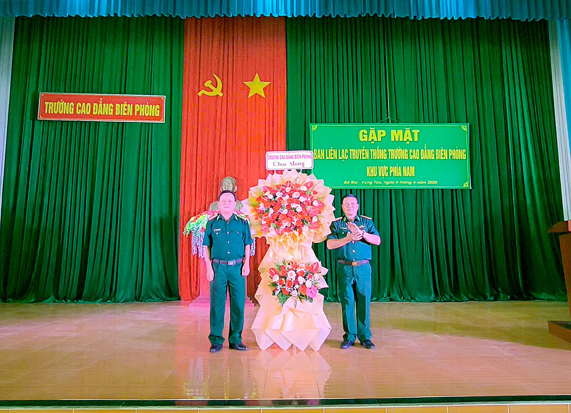 Xuân Toàn, Phó hiệu trưởng Trường cao đẳng Biên phòng khu vực phía Nam đã tặng hoa và quá chúc mừng Ban liên lạc truyền thống của nhà trường