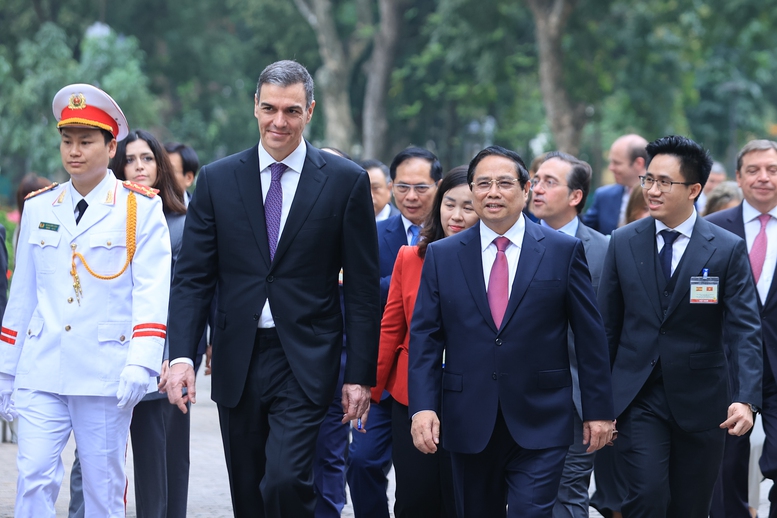 Thủ tướng Phạm Minh Chính và Thủ tướng Pedro Sánchez cùng di chuyển tới Trụ sở Chính phủ để tiến hành hội đàm - Ảnh: VGP/Nhật Bắc