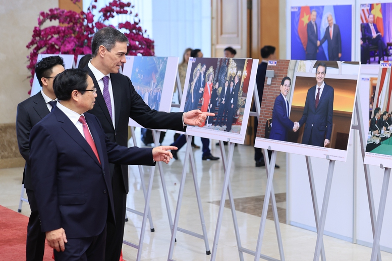 Hai Thủ tướng đã tham quan trưng bày ảnh về đất nước, con người và quan hệ tốt đẹp Việt Nam – Tây Ban Nha - Ảnh: VGP/Nhật Bắc