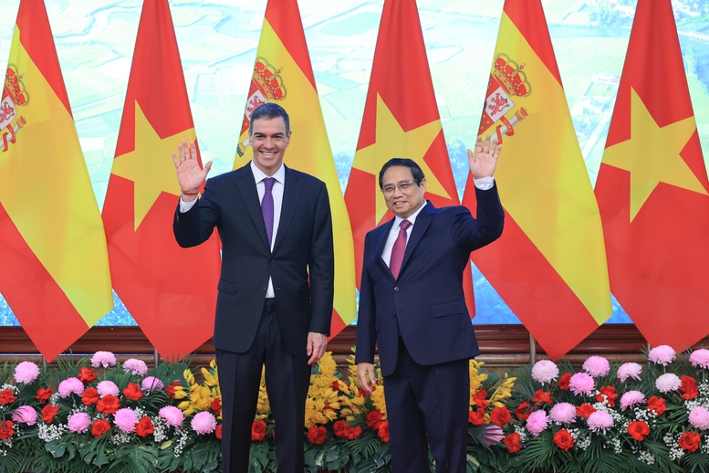 Thủ tướng Phạm Minh Chính và Thủ tướng Pedro Sánchez trước khi tiến hành hội đàm - Ảnh: VGP/Nhật Bắc