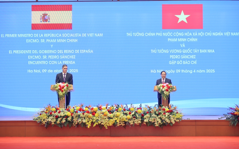 Thủ tướng Phạm Minh Chính và Thủ tướng Vương quốc Tây Ban Nha Pedro Sanchez gặp gỡ báo chí - Ảnh: VGP/Nhật Bắc