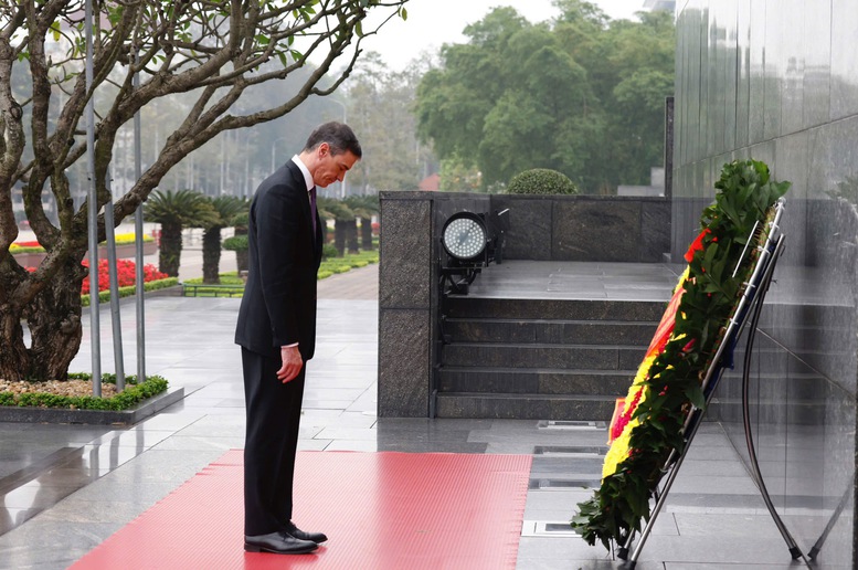 Thủ tướng Tây Ban Nha Pedro Sánchez đặt hoa, vào Lăng viếng Chủ tịch Hồ Chí Minh - Ảnh: VGP/Nhật Bắc