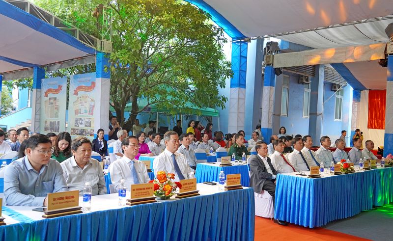 Các đại biểu tham dự buổi lễ. Các đại biểu tham dự buổi lễ.