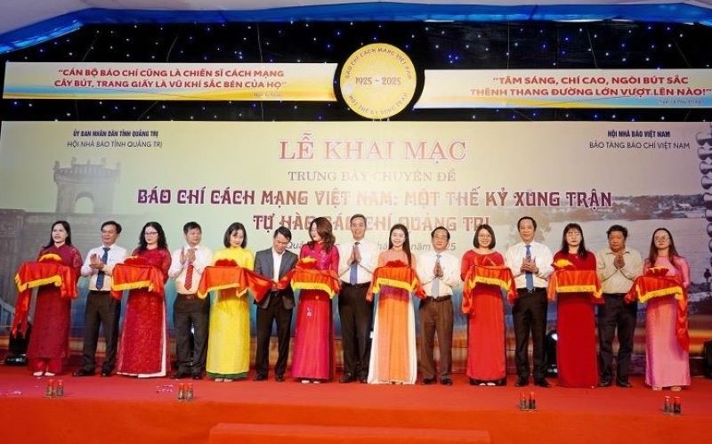 Lãnh đạo tỉnh Quảng Trị và lãnh đạo Hội Nhà báo Việt Nam cắt băng khai mạc trưng bày. Lãnh đạo tỉnh Quảng Trị và lãnh đạo Hội Nhà báo Việt Nam cắt băng khai mạc trưng bày.