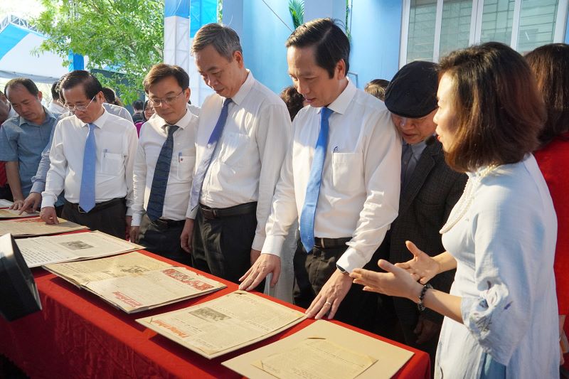 Các đại biểu tham quan không gian trưng bày. Các đại biểu tham quan không gian trưng bày.