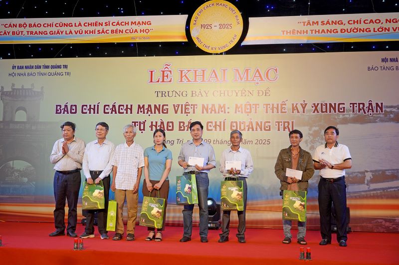 Trao quà đến thân nhân các nhà báo liệt sĩ người Quảng Trị. Trao quà đến thân nhân các nhà báo liệt sĩ người Quảng Trị.