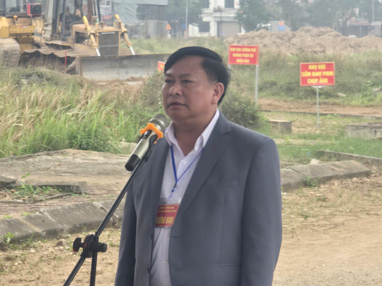 Phó Chủ tịch Thường trực UBND thị xã Thuận Thành Nguyễn Văn Thịnh phát lệnh Cưỡng chế.