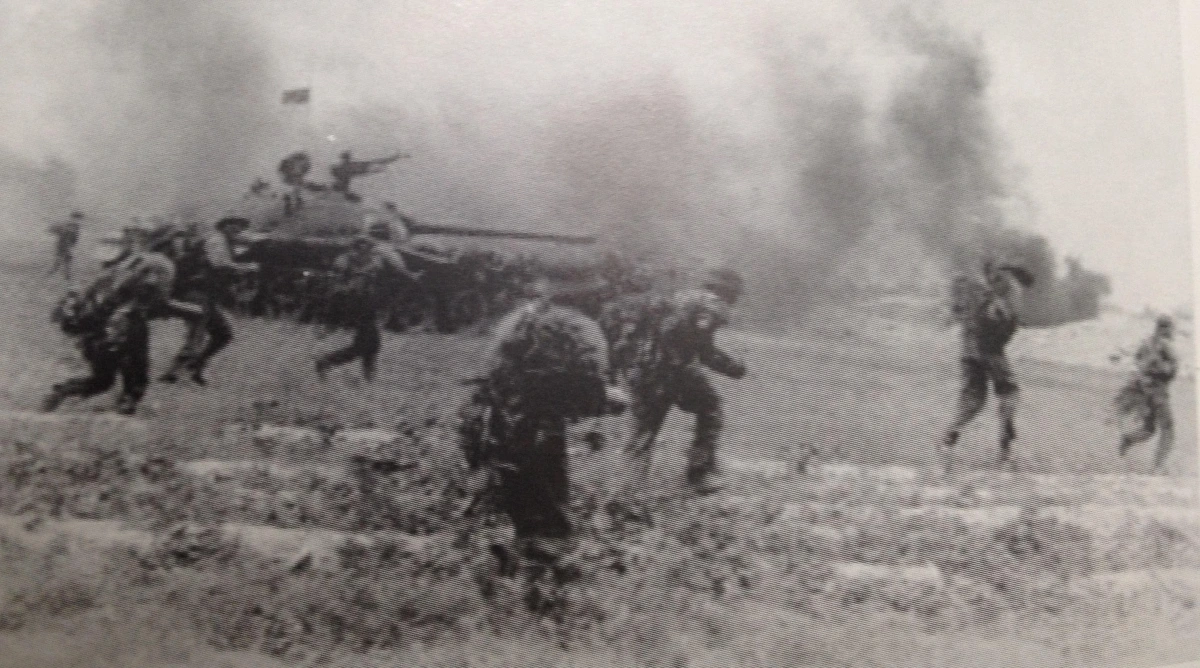 Bộ binh cùng xe tăng quân giải phóng tiến công thị xã Xuân Lộc. (Ảnh tư liệu)