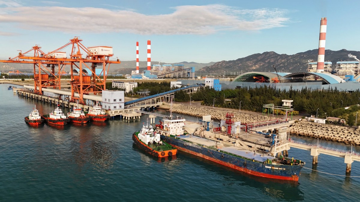 Trung tâm Điện lực Vĩnh Tân (nhìn từ cảng than) Trung tâm Điện lực Vĩnh Tân (nhìn từ cảng than)