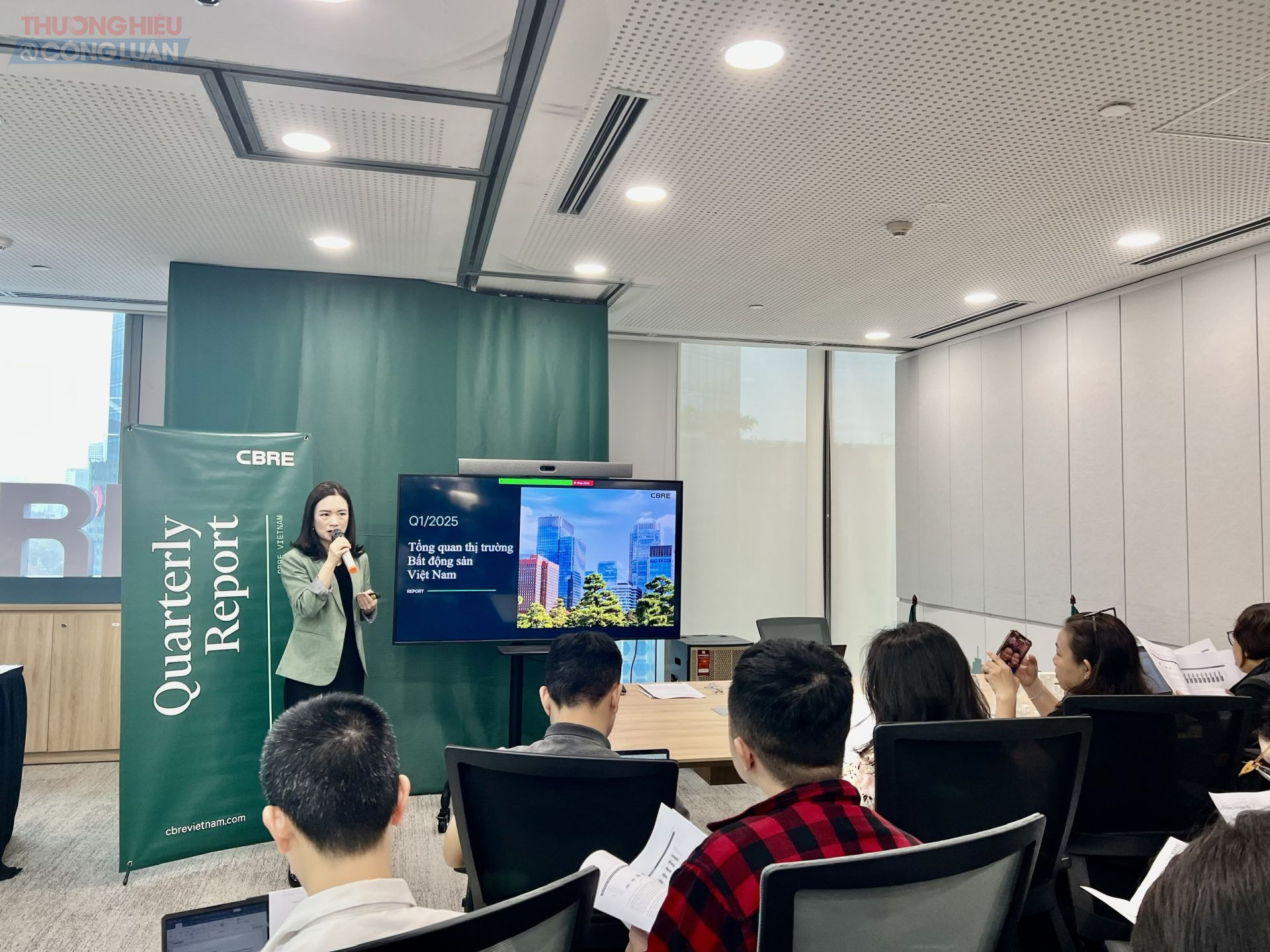 Bà Nguyễn Hoài An, Giám đốc cấp cao CBRE chi nhánh Hà Nội tại buổi họp báo Bà Nguyễn Hoài An, Giám đốc cấp cao CBRE chi nhánh Hà Nội tại buổi họp báo
