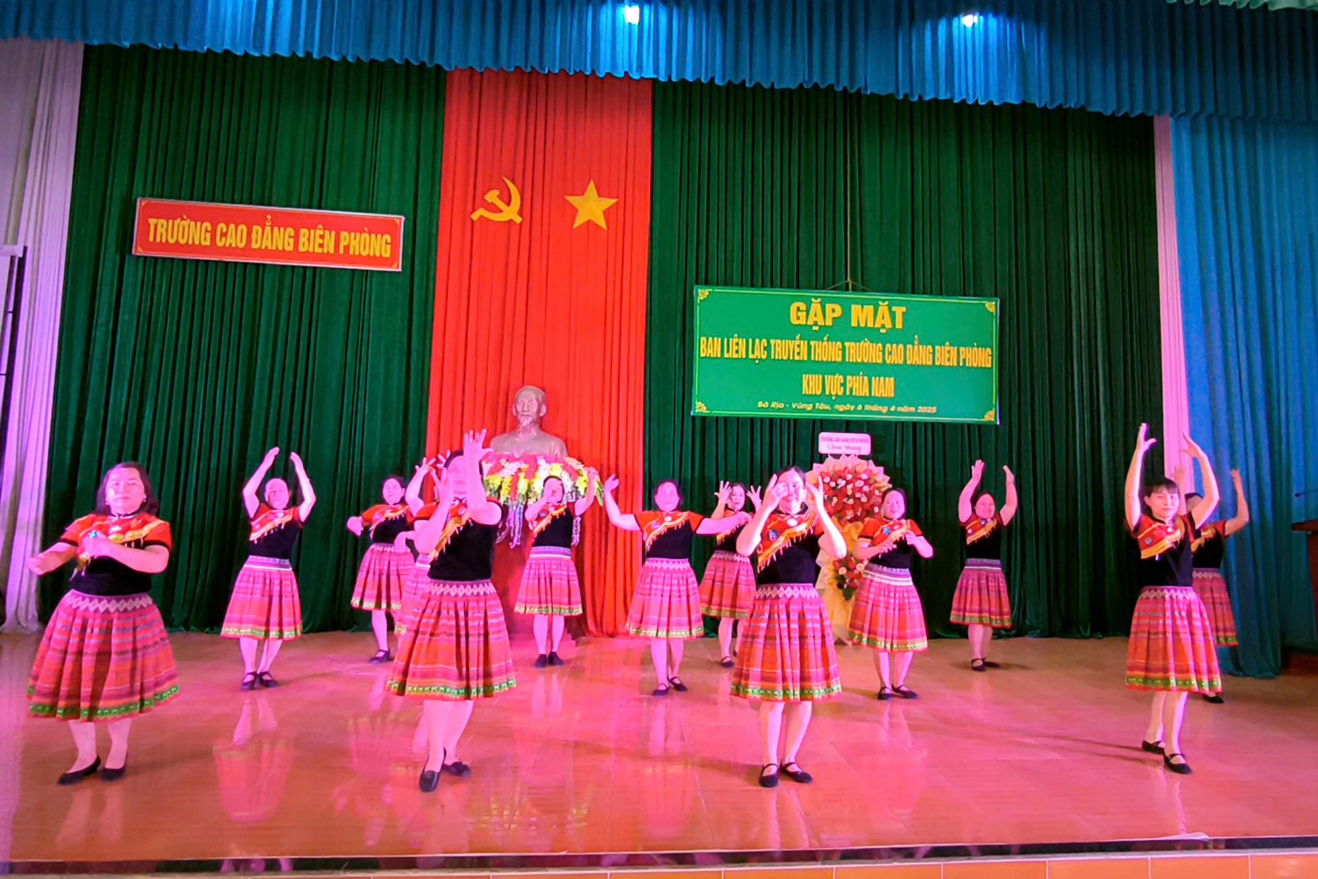 CLB Dân vũ Ban liên lạc truyền thống trường cao đẳng Biên phòng khu vực phía nam biểu diễn tại buối hop mặt.