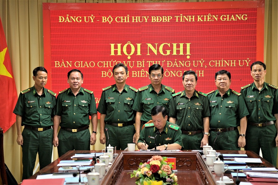 Thiếu tướng Nguyễn Đức Mạnh, Đảng ủy viên, phó Tư lệnh Bộ đội Biên phòng ký xác nhận biên bản bàn giao.