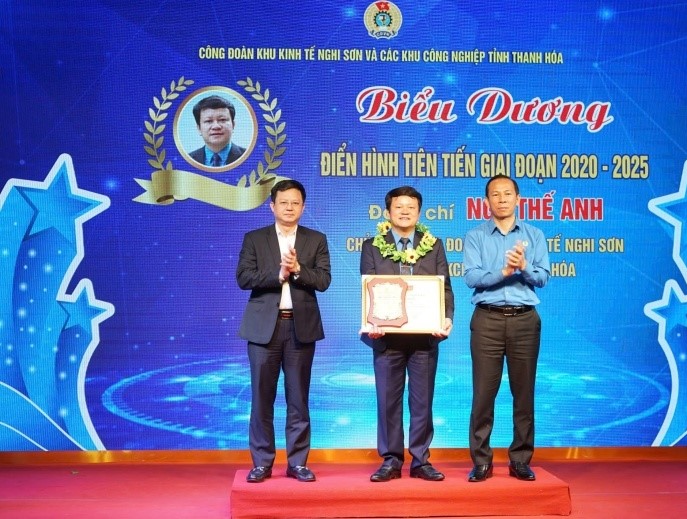 Cá nhân điển hình tiên tiến được biểu dương, khen thưởng. Cá nhân điển hình tiên tiến được biểu dương, khen thưởng.