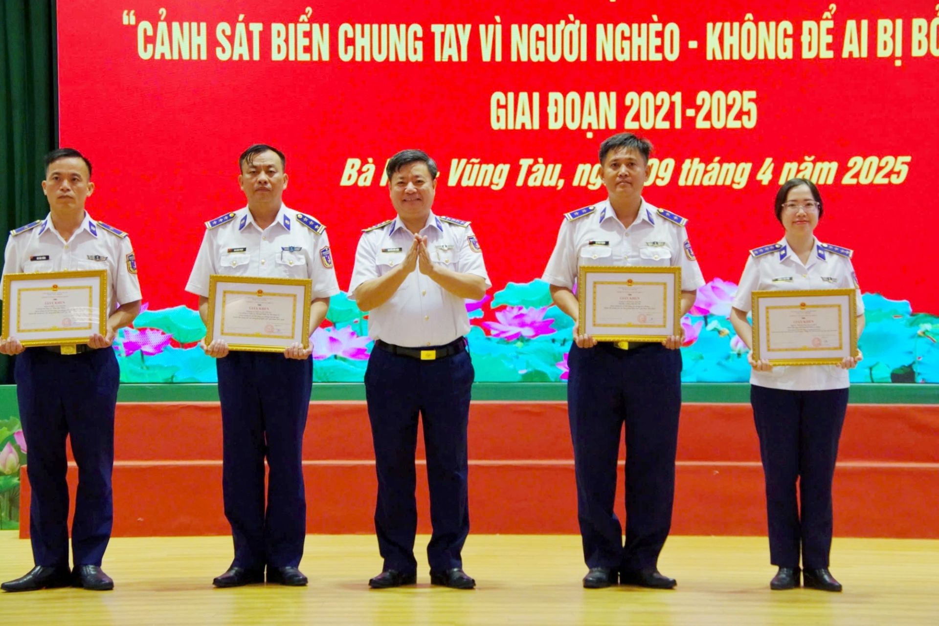 Đại tá Nguyễn Đức Hiếu, Phó Tư lệnh pháp luật Vùng Cảnh sát biển 3 trao tặng giấy khen cho các cá nhân có thành tích xuất sắc trong phong trào thi đua Đại tá Nguyễn Đức Hiếu, Phó Tư lệnh pháp luật Vùng Cảnh sát biển 3 trao tặng giấy khen cho các cá nhân có thành tích xuất sắc trong phong trào thi đua