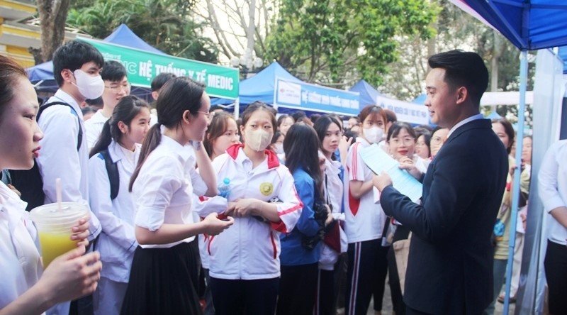 Các HSSV tham quan các gian hàng của các đơn vị tham gia chương trình. Các HSSV tham quan các gian hàng của các đơn vị tham gia chương trình.