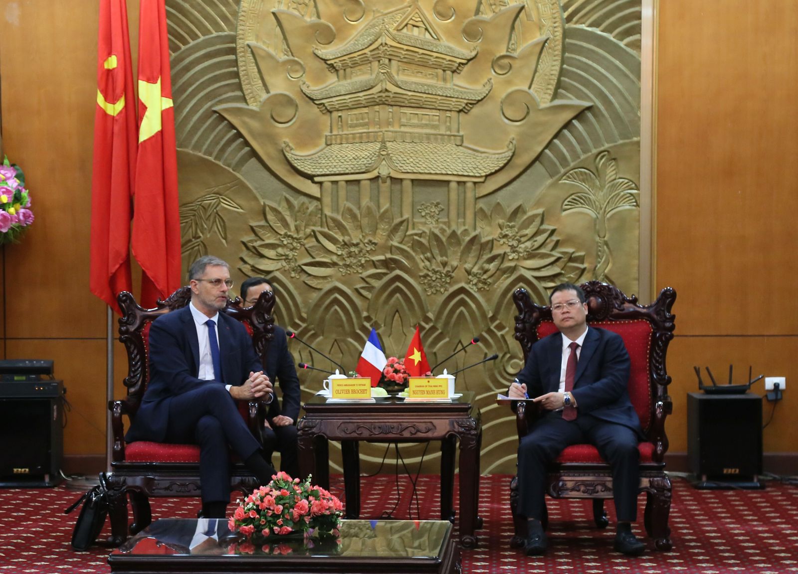 Đồng chí Nguyễn Mạnh Hùng, Phó Bí thư Tỉnh ủy, Chủ tịch UBND tỉnh tiếp và làm việc với ngài Olivier Brochet, Đại sứ Đặc mệnh toàn quyền Cộng hòa Pháp tại Việt Nam. Đồng chí Nguyễn Mạnh Hùng, Phó Bí thư Tỉnh ủy, Chủ tịch UBND tỉnh tiếp và làm việc với ngài Olivier Brochet, Đại sứ Đặc mệnh toàn quyền Cộng hòa Pháp tại Việt Nam.