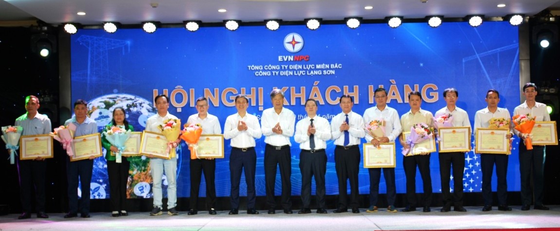 Tổng Công ty Điện lực miền Bắc tặng giấy khen 10 khách hàng, cơ quan, doanh nghiệp điển hình trong công tác quản lý nhu cầu phụ tải, sử dụng điện tiết kiệm, hiệu quả Tổng Công ty Điện lực miền Bắc tặng giấy khen 10 khách hàng, cơ quan, doanh nghiệp điển hình trong công tác quản lý nhu cầu phụ tải, sử dụng điện tiết kiệm, hiệu quả