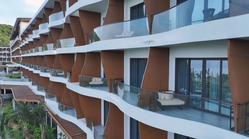 Sử dụng kính siêu trắng làm lan can uốn cong mang đến vẻ ngoài ấn tượng cho công trình Resort Angsana Quan Lạn Hạ Long