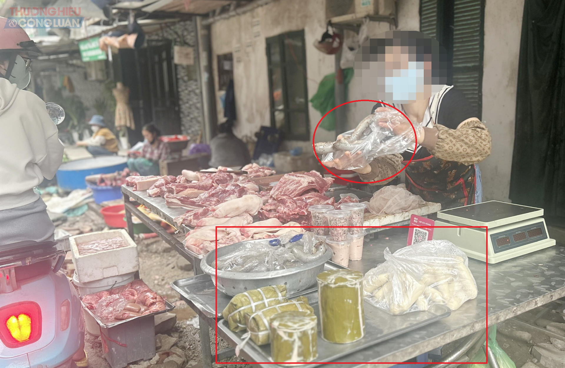 khu vực thực phẩm chế biến sẵn như giò chả, nem chua, lòng lợn hay các món ăn vặt cũng thiếu những dụng cụ bảo quản đạt chuẩn. khu vực thực phẩm chế biến sẵn như giò chả, nem chua, lòng lợn hay các món ăn vặt cũng thiếu những dụng cụ bảo quản đạt chuẩn.