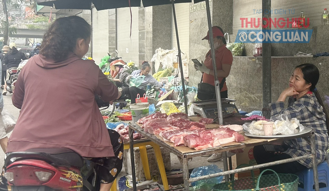 Nhiều người tiêu dùng vẫn ưu tiên lựa chọn thực phẩm ở chợ dân sinh vì sự tiện lợi, giá cả phải chăng, và cảm giác “mua tận tay”. Nhiều người tiêu dùng vẫn ưu tiên lựa chọn thực phẩm ở chợ dân sinh vì sự tiện lợi, giá cả phải chăng, và cảm giác “mua tận tay”.