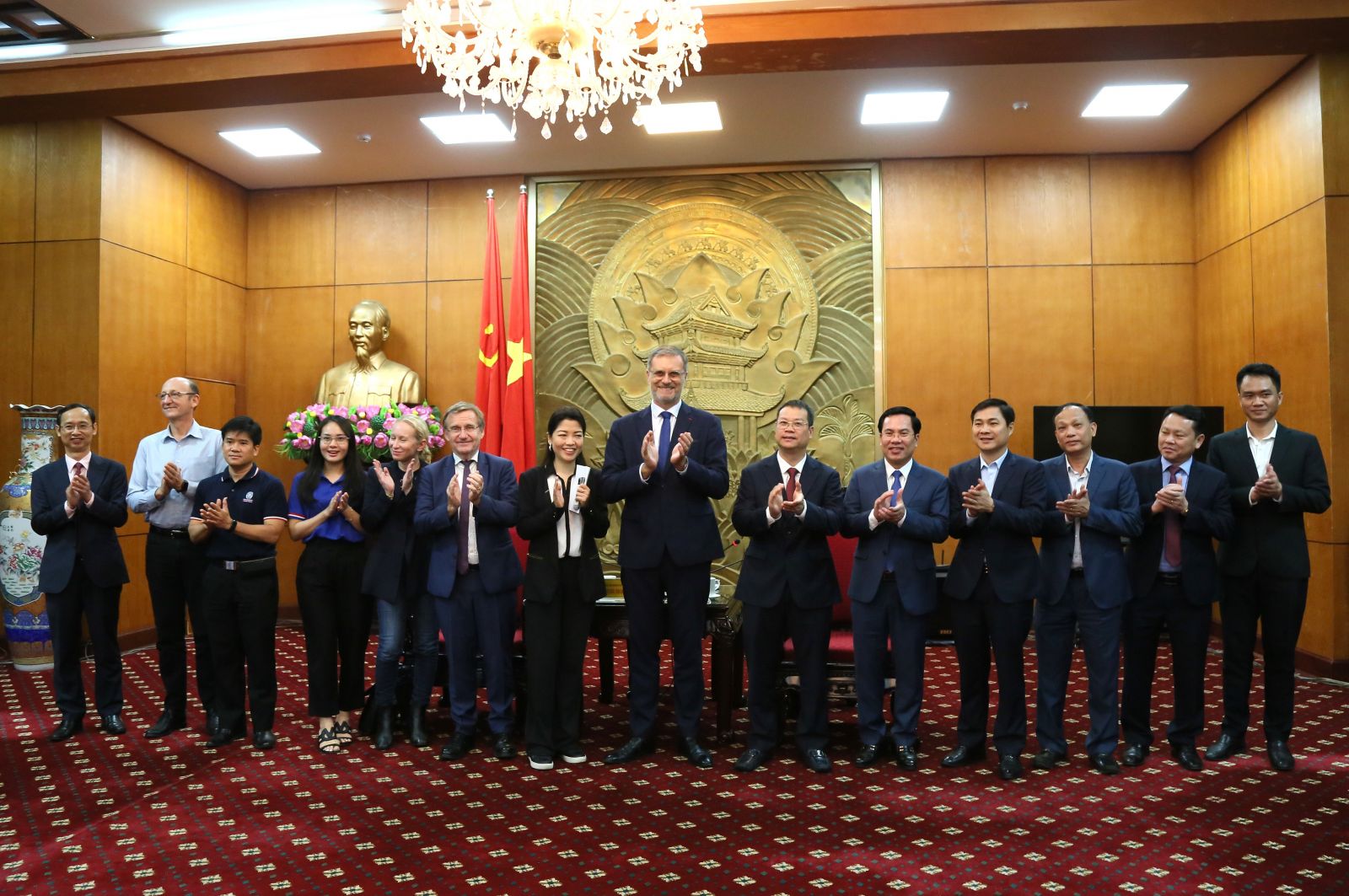 Đồng chí Nguyễn Mạnh Hùng, Phó Bí thư Tỉnh ủy, Chủ tịch UBND tỉnh cùng lãnh đạo các sở, ngành của tỉnh chụp ảnh cùng đoàn công tác của Đại sứ quán Pháp tại Việt Nam do ngài Olivier Brochet, Đại sứ Đặc mệnh toàn quyền Cộng hòa Pháp tại Việt Nam làm trưởng đoàn. Đồng chí Nguyễn Mạnh Hùng, Phó Bí thư Tỉnh ủy, Chủ tịch UBND tỉnh cùng lãnh đạo các sở, ngành của tỉnh chụp ảnh cùng đoàn công tác của Đại sứ quán Pháp tại Việt Nam do ngài Olivier Brochet, Đại sứ Đặc mệnh toàn quyền Cộng hòa Pháp tại Việt Nam làm trưởng đoàn.