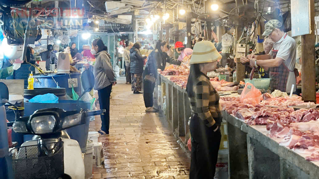 Khu bán thực phẩm tươi sống tại chợ Nhân Chính, quận Thanh Xuân, Hà Nội Khu bán thực phẩm tươi sống tại chợ Nhân Chính, quận Thanh Xuân, Hà Nội
