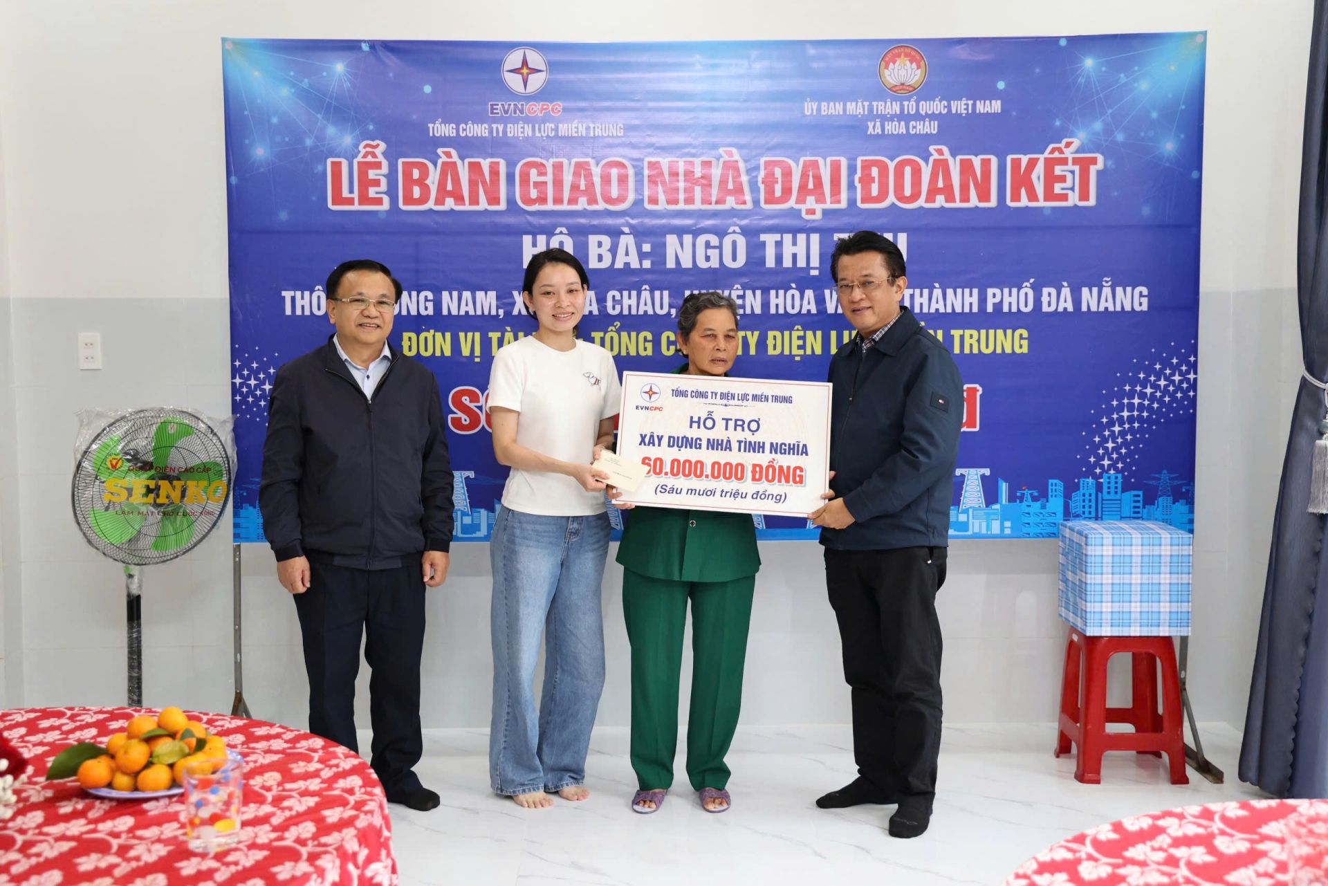 Tổng giám đốc EVNCPC Ngô Tấn Cư (bên phải) trao hỗ trợ xây dựng nhà tình nghĩa cho hộ khó khăn tại TP Đà Nẵng Tổng giám đốc EVNCPC Ngô Tấn Cư (bên phải) trao hỗ trợ xây dựng nhà tình nghĩa cho hộ khó khăn tại TP Đà Nẵng