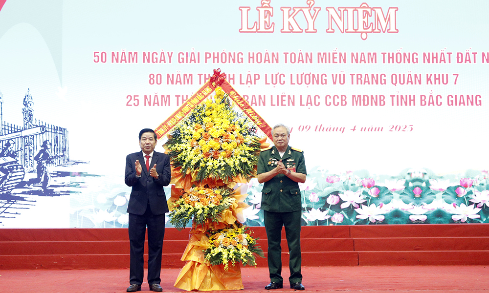 Đồng chí Nguyễn Văn Gấu, Ủy viên Trung ương Đảng, Bí thư Tỉnh ủy tặng hoa chúc mừng Ban Liên lạc.