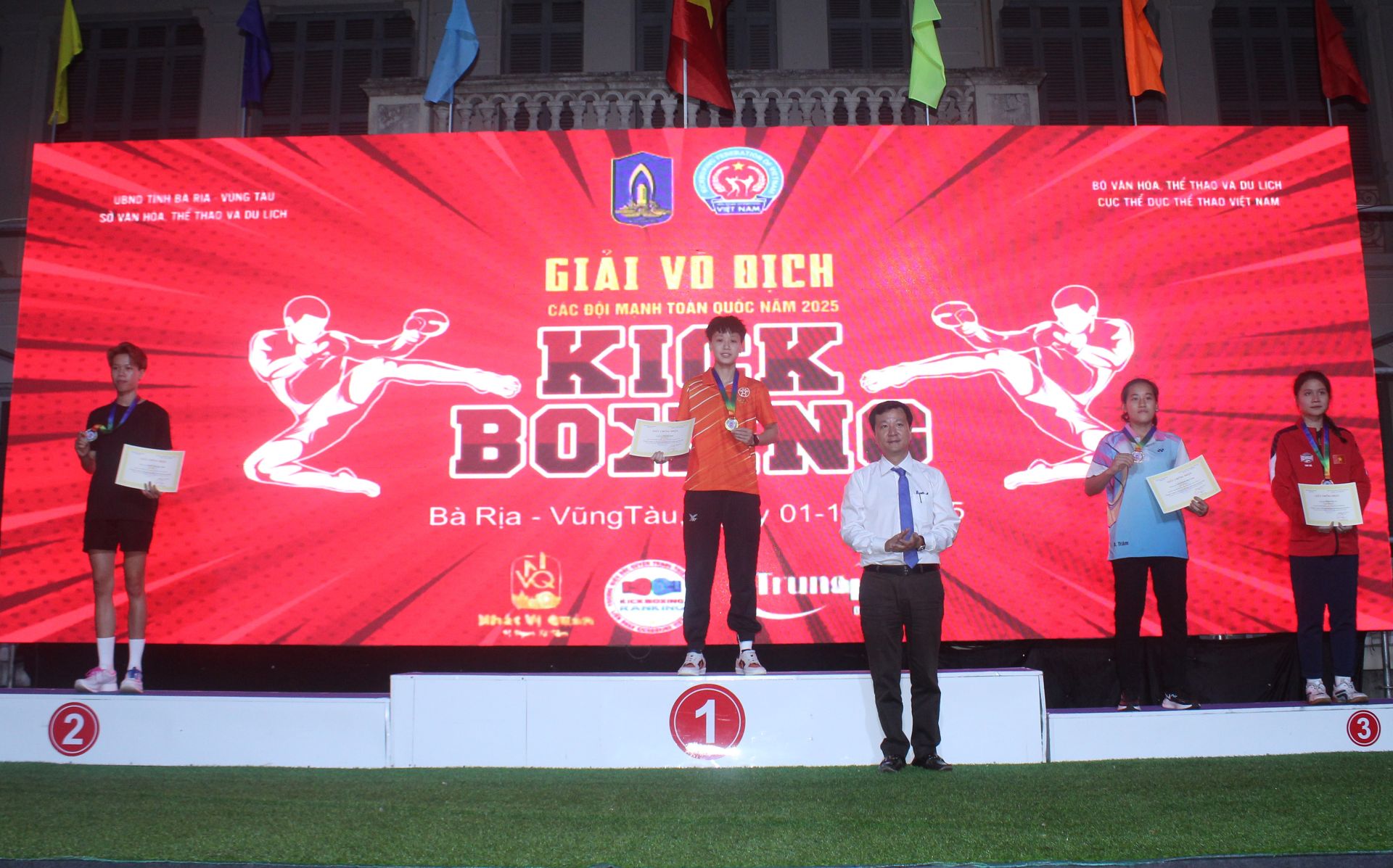 Ông Phùng Nguyên Tường Minh, Trưởng phòng Quản lý Thể dục thể thao (Sở Văn hóa, Thể thao và Du lịch tỉnh Bà Rịa-Vũng Tàu) trao Huy chương và giấy chứng nhận cho các VĐV đoạt giải nhất, nhì, ba hạng cân 56kg nữ