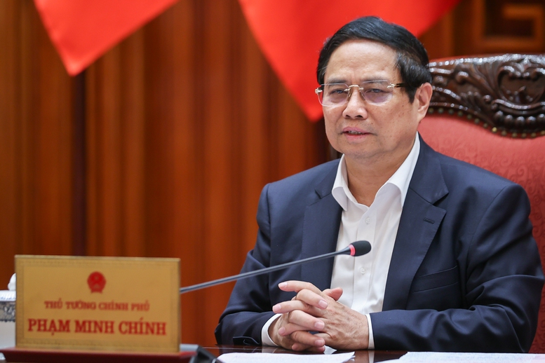 Thủ tướng nêu rõ, về công việc sắp tới, cần tiếp tục nắm chắc diễn biến tình hình phức tạp hiện nay và kịp thời đề xuất, thực thi chính sách; ứng phó chủ động, kịp thời, linh hoạt trong mọi tình huống, khẩn trương hỗ trợ doanh nghiệp, người dân - Ảnh: VGP/Nhật Bắc