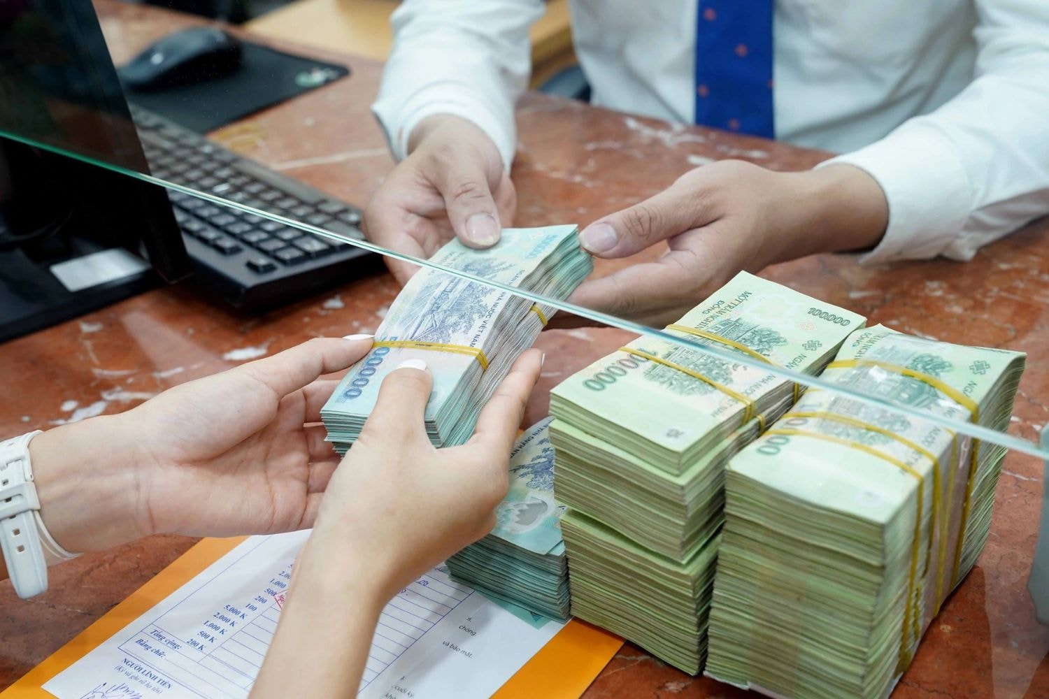 Tiền gửi của dân cư tại các tổ chức tín dụng đến hết tháng 12/2024 đạt kỷ lục mới 7,065 triệu tỷ đồng, tăng 8,15% so với thời điểm cuối năm 2023. (Ảnh minh họa) Tiền gửi của dân cư tại các tổ chức tín dụng đến hết tháng 12/2024 đạt kỷ lục mới 7,065 triệu tỷ đồng, tăng 8,15% so với thời điểm cuối năm 2023. (Ảnh minh họa)