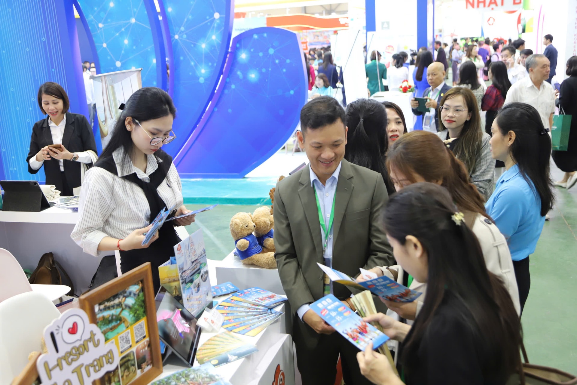 Hội chợ VITM Hà Nội 2025 thu hút đông du khách tham dự, trong ngày khai mạc. Ảnh: Hoàng Lân Hội chợ VITM Hà Nội 2025 thu hút đông du khách tham dự, trong ngày khai mạc. Ảnh: Hoàng Lân