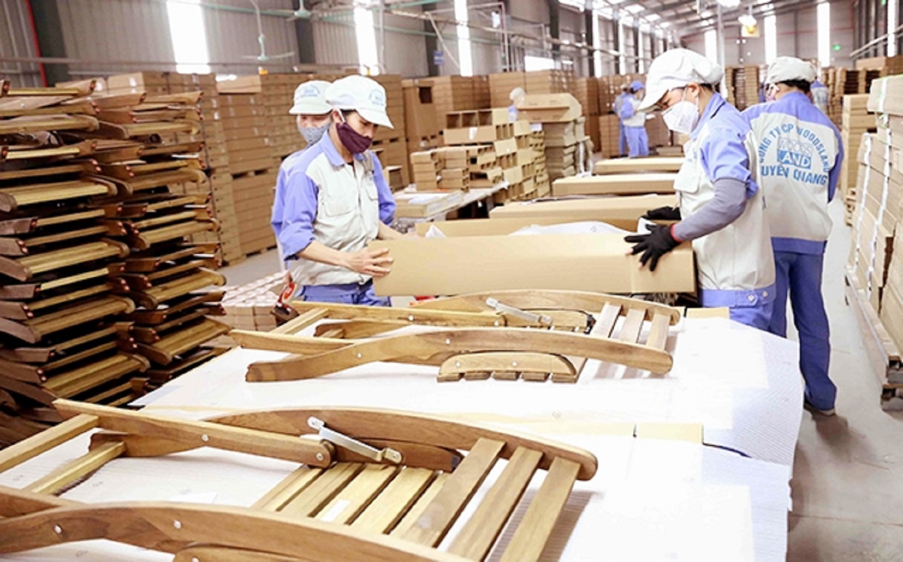 Gỗ Việt Nam hiện đang xuất khẩu sang 161 thị trường khác nhau. Ngành gỗ có chi phí logistis rất lớn trong khi Mỹ có điều kiện thuận lợị nên lâu nay ngành gỗ của chúng ta hướng đến thị trường Mỹ và đặt kỳ vọng lớn vào thị trường này Gỗ Việt Nam hiện đang xuất khẩu sang 161 thị trường khác nhau. Ngành gỗ có chi phí logistis rất lớn trong khi Mỹ có điều kiện thuận lợị nên lâu nay ngành gỗ của chúng ta hướng đến thị trường Mỹ và đặt kỳ vọng lớn vào thị trường này