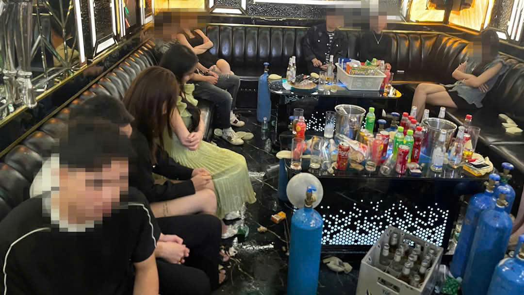 Hiện trường bên trong một phòng hát tại quán Karaoke Vân Khánh, phường Hoàng Văn Thụ, thành phố Lạng Sơn, tỉnh Lạng Sơn (Ảnh Công an Lạng Sơn) Hiện trường bên trong một phòng hát tại quán Karaoke Vân Khánh, phường Hoàng Văn Thụ, thành phố Lạng Sơn, tỉnh Lạng Sơn (Ảnh Công an Lạng Sơn)
