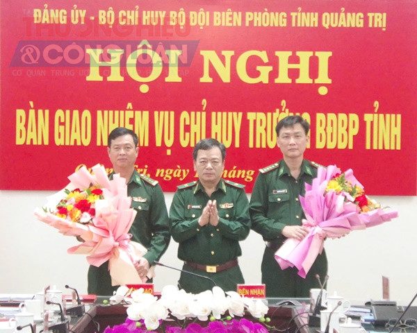 Thiếu tướng Nguyễn Văn Thiện - Phó Tư lệnh BĐBP tặng hoa chúc mừng tại hội nghị. Thiếu tướng Nguyễn Văn Thiện - Phó Tư lệnh BĐBP tặng hoa chúc mừng tại hội nghị.